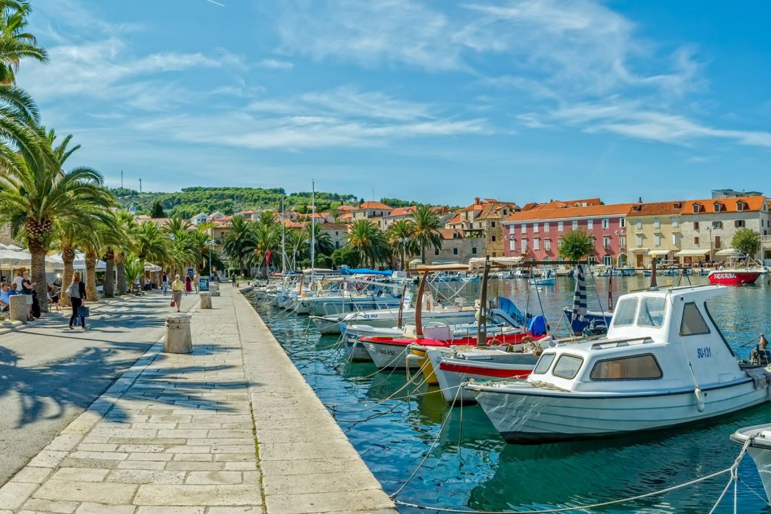 Restaurants, cafés and the ferry